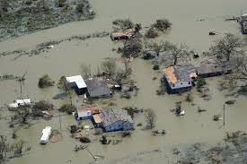 Laura thrashes Louisiana, nearby states face tornado threats